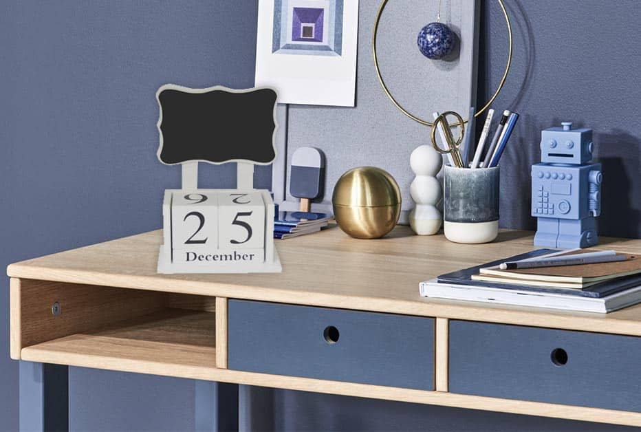 Desk-Top Memo Board With Perpetual Calendar
